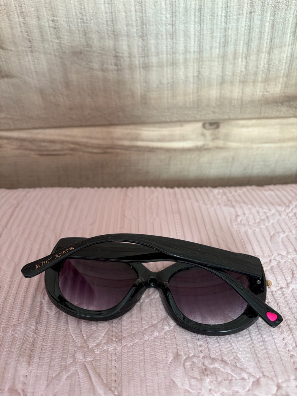 Betsey Johnson Women's Black Sunglass w Floral Accents - like new! - Picture 5 of 5